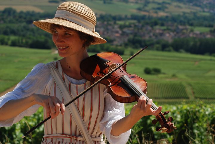 La violoniste Alice Julien-Laferrière dans les champs en Bourgogne. (ENSEMBLE ARTIFICES)