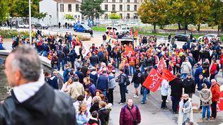 Un rassemblement lors de la journée de mobilisation pour l'augmentation des salaires, le 29 septembre 2022, à Clermont-Ferrand (Puy-de-Dôme). (ADRIEN FILLON / HANS LUCAS / AFP)