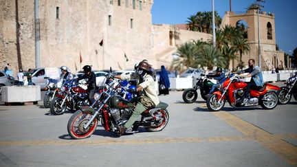 aux chromes rutilants, rugir le long des routes libyennes. Qu’ils soient imams ou mécaniciens, si tous viennent d’horizons différents, les aficionados des belles cylindrées aiment à se retrouver régulièrement à Tripoli pour partager leur passion. Après avoir fait plusieurs fois le tour de la ville, ils prennent la direction de la route côtière.  (Ahmed Jadallah / Reuters)