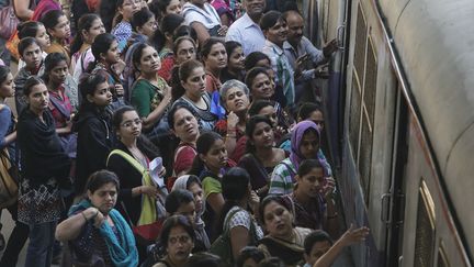 Des passagers dans une gare de Bombay, en Inde, le 12 février 2014.&nbsp; (DANISH SIDDIQUI / REUTERS)