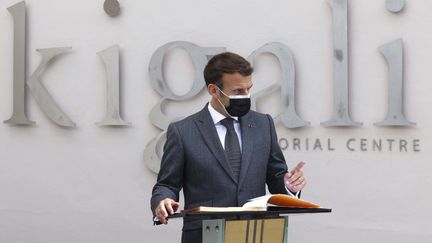 Emmanuel Macron, lors de son discours sur la responsabilité de la France dans le génocide rwandais, à Kigali (Rwanda), le 27 mai 2021. (LUDOVIC MARIN / AFP)