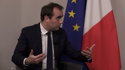 Sébastien Lecornu, ministre des Armées, était l'invité de franceinfo, mercredi 22 février 2023. (FRANCEINFO / RADIO FRANCE)