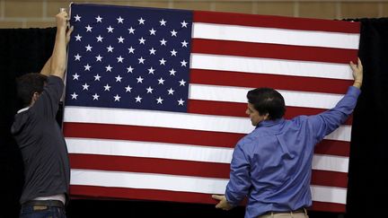 Un drapeau américain est installé à l'occasion d'un déplacement de Ted Cruz, candidat aux primaires républicaines, à Des Moines (Etats-Unis), le 31 janvier 2016. (JIM YOUNG / REUTERS)