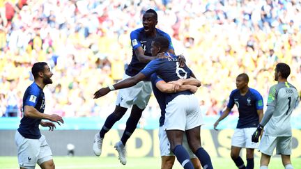 L'équipe de France célèbre le but de Paul Pogba face à l'Australie, le 16 juin 2018. (SAEED KHAN / AFP)