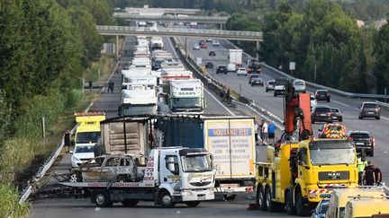 La circulation a dû être totalement interrompue pendant plusieurs heures. (FRANCK PENNANT / AFP)