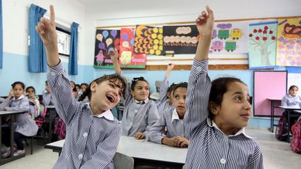 En Palestine, la rentrée s'est faite le 25 août. Pour ces jeunes filles de Rammalah, en Cisjordanie, l'enthousiasme est au rendez-vous. (ISSAM RIMAWI/ANADOLU AGENCY)