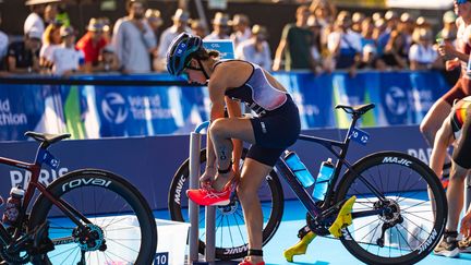 La française Leonie Periault sur l'aire de transition du triathlon lors des épreuves tests des Jeux olympiques de Paris 2024. (GERMAIN HAZARD ROYAL SPARK / DPPI VIA AFP)