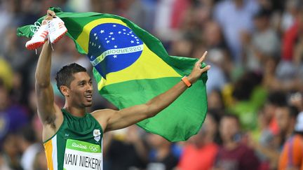 L'athlète sud-africain Wayde Van Niekerk a battu le record du monde du 400 m en 43'03, dimanche 14 août, aux Jeux de Rio (Brésil). (JOHANNES EISELE / AFP)