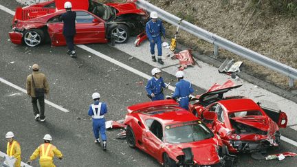 Carambolage de luxe au Japon impliquant (entre autres) huit Ferrari, une Lamborghini et trois Mercedes-Benz sur l'autoroute Chugoku, le 4 d&eacute;cembre 2011. (KYODO / REUTERS)