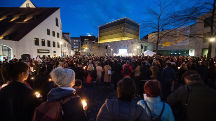 Des personnes rendent hommage aux victimes de l'attentat de Halle, jeudi 10 octobre 2019 à Munich (Allemagne). (MATTHIAS BALK / DPA / AFP)