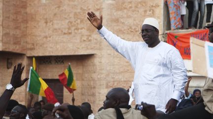 Macky Sall, challenger du pr&eacute;sident sortant Abdoulaye Wade en meeting &agrave; Dakar, la capitale s&eacute;n&eacute;galaise le 23 mars 2012. (FINBARR O'REILLY / REUTERS)