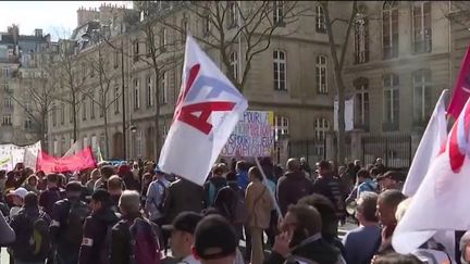 Mardi 19 mars, des milliers d'employés de la fonction publique ont manifesté dans plusieurs villes de France pour réclamer une revalorisation de leurs salaires.