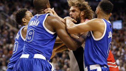 Serge Ibaka, de dos, et Robin Lopez dans une confrontation plus que virile (? USA TODAY SPORTS / REUTERS / X02835)