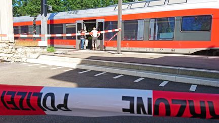 Des enquêteurs examinent le train attaqué samedi 13 août 2016, en gare de&nbsp;Salez (Suisse). (BEAT KAELIN / NEWSPICTURES.CH / AFP)