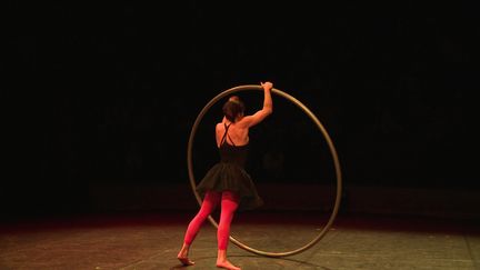 Numéros d'équilibriste, acrobaties...les classiques du cirque revisités par la compagnie Max et Maurice. (France 3 Picardie / J. Arrignon)