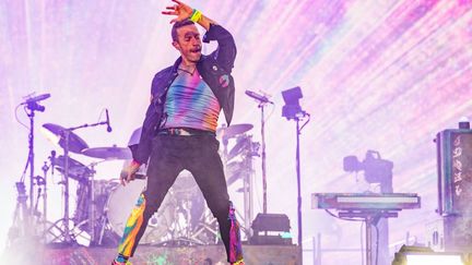 Chris Martin (ici lors du concert du 2 juillet à Francfort) et ses acolytes ont déroulé leurs plus grands titres pendant quatre soirées au Stade de France à Saint-Denis. (ANDREAS ARNOLD / DPA / DPA PICTURE-ALLIANCE VIA AFP)