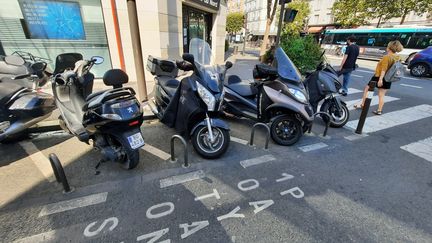 Un emplacement "motos payant" à Vincennes, où la mesure s'applique depuis plus de&nbsp;quatre ans. (AGATHE MAHUET / RADIO FRANCE)