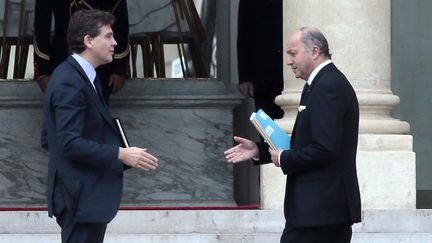 Arnaud Montebourg (&agrave; g.), nouveau ministre de l'Economie, et Laurent Fabius, ministre des Affaires &eacute;trang&egrave;res, &agrave; l'Elys&eacute;e, le 3 octobre 2012. (JACQUES DEMARTHON / AFP)