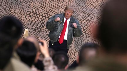 Le président&nbsp;américain Donald Trump en visite sur la base aérienne d'Al Assad (Irak), le 26 décembre 2018. (JONATHAN ERNST / REUTERS)