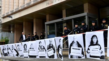 Les visages de cinq militants, le 31 mai 2018, jugés par le tribunal de Gap (Hautes-Alpes) pour avoir aidé des migrants à traverser la frontière française.&nbsp; (JEAN-PIERRE CLATOT / AFP)