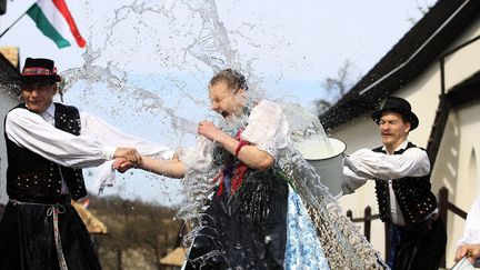 Comme tous les ans &agrave; la m&ecirc;me &eacute;poque, la tradition veut que les hommes du village d'Holloko (Hongrie) jettent des seaux d'eau sur les femmes et les rendre ainsi plus fertile. Une d&eacute;licieuse fa&ccedil;on de c&eacute;l&eacute;brer P&acirc;ques, le 28 mars 2012. (LAZSLO BALOGH / REUTERS)