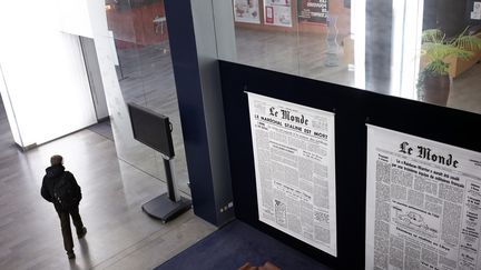 Le hall du siège du journal "Le Monde", le 17 décembre 2014. (LIONEL BONAVENTURE / AFP)