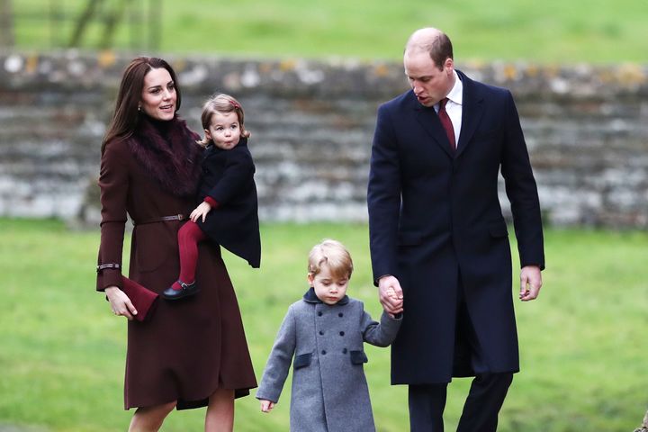 Le couple princier Kate et William de Cambridge accompagnés de leurs enfants, le 25 décembre 2016 à Englefield (Royaume-Uni). (ANDREW MATTHEWS / AFP)