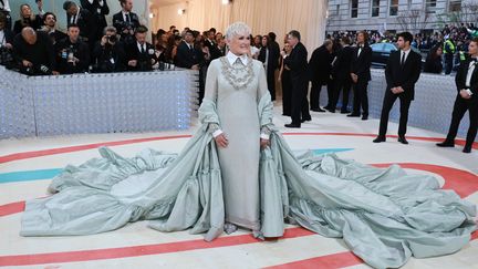 L'actrice Glenn Close  porte une robe en cristaux brodés à la main Eau de Nil avec un col et des poignets en coton amidonné et une cape en taffetas de la maison Erdem au gala du Met à New York, le 1er mai 2023 (THEO WARGO / GETTY IMAGES NORTH AMERICA)