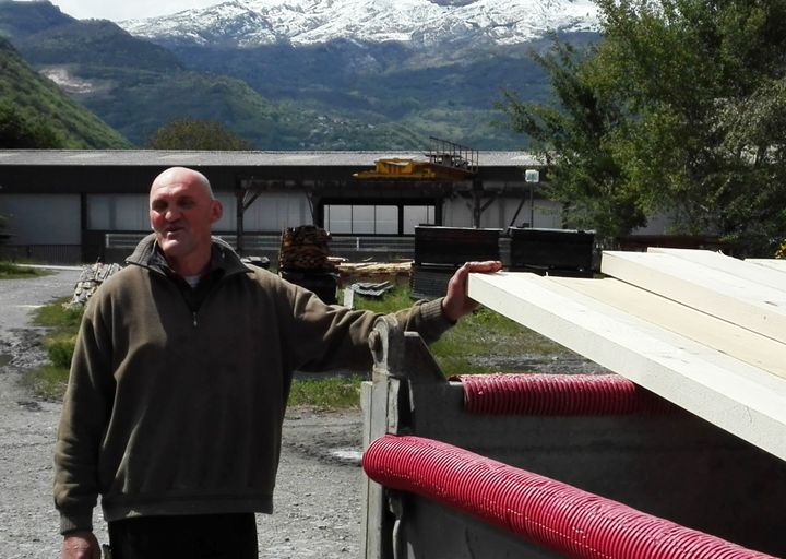 Max Milliex dans sa scierie, sur le tracé du tunnel (PHILIPPE RELTIEN / RADIOFRANCE)