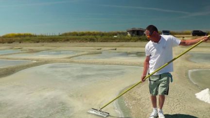 Alimentation : l’heure de la récolte du sel à Noirmoutier