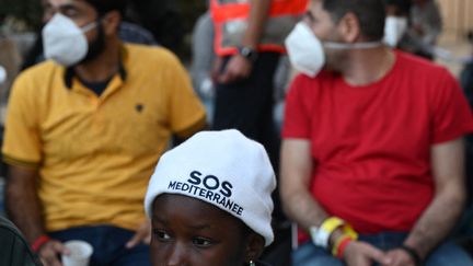 Un enfant, secouru par le navire de sauvetage Ocean Viking après son arrivée au centre de vacances "Giens Cap Levant" à Hyères, dans le sud de la France, le 11 novembre 2022. (CHRISTOPHE SIMON / AFP)