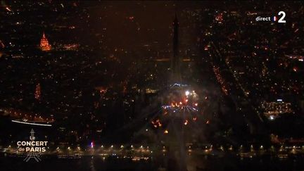 Feu d'artifice du 14-Juillet tiré depuis la Tour Eiffel