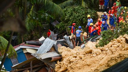 Des secouristes à la recherche de survivants, le 20 septembre 2018, après un glissement de terrain sur l'île de Cebu, aux Philippines.&nbsp;&nbsp; (ALAN TANGCAWAN / AFP)