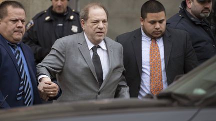 Harvey Weinstein (à gauche) quittant le tribunal après une audition, New York, le 6 décembre 2019&nbsp; (MARK LENNIHAN/AP/SIPA / SIPA)