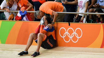 Elis Liggtlee, cycliste néerlandaise, verse quelques larmes après l'épreuve du keirin féminin, le 13 août 2016. (KONSTANTIN CHALABOV / SPUTNIK / AFP)