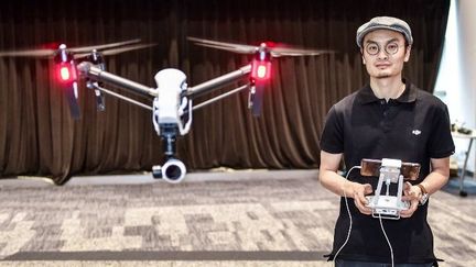 Wang Tao, fondateur de Da-Jiang Innovations, pilote un de ses drones à Shenzhen. (MAO SIQIAN / XINHUA)