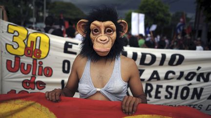 Marche de comm&eacute;moration du massacre de 11 &eacute;tudiants lors d'une manifestation en 1975 &agrave; San Salvador (Salvador), le 30 juillet 2013. (JOSE CABEZAS / AFP)