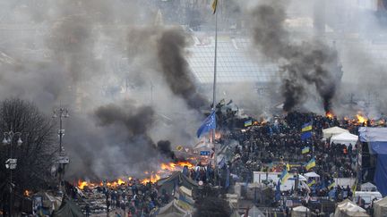 Manifestants et policiers continuent de se faire face sur la place Ma&iuml;dan mercredi matin, sans affrontements violents. ( VASILY FEDOSENKO / REUTERS)