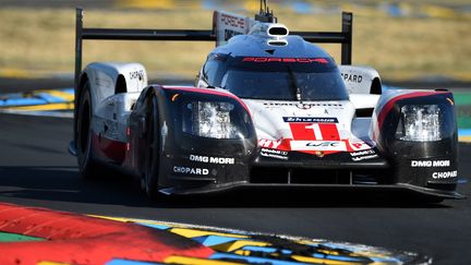 La Porsche n°1 pendant les 24h du Mans 2017. (JEAN-FRANCOIS MONIER / AFP)