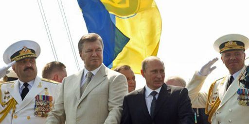 Le président russe Vladimir Poutine (costume sombre) et son homologue urkainien Viktor Yanukovych participent à une cérémonie militaire à Sébastopol (Crimée) en Ukraine le 28 juillet 2013. (AFP - Presidential Press Service Pool - Mykhaylo Markiv)