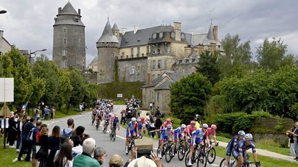 Passage du peloton devant le château de Châteaugiron lors de la 4e étape Redon - Fougères, lors du Tour de France 2021, le 29 juin 2021. Photo d'illustration. (JEROME FOUQUET / MAXPPP)