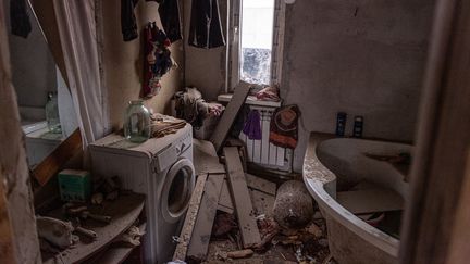 Dans la salle de bain d'une maison touchée par une frappe aérienne russe à Donetsk en ukraine le 26 février 2022. (VIKTOR ANTONYUK / AFP)