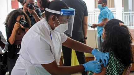 Une&nbsp;vaccination contre le Covid-19, à Victoria (Seychelles), le 10 janvier 2021. (RASSIN VANNIER / AFP)