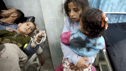 Des enfants palestiniens bless&eacute;s patientent dans un h&ocirc;pital de Gaza apr&egrave;s une frappe a&eacute;rienne isra&eacute;lienne, le 12 mars 2012. (REUTERS)