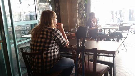 Audrey, qui se présentait comme une victime du Bataclan, à la terrasse du café La Belle équipe, à Paris, en septembre 2016. (MATHILDE LEMAIRE / FRANCEINFO)