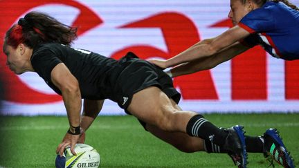 La Black Fern Ruby Tui inscrit le deuxième essai néo-zélandais contre la France, en demi-finale de Coupe du monde, le 5 novembre 2022. (MARTY MELVILLE / AFP)