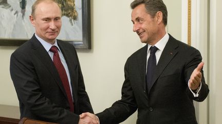 Le pr&eacute;sident russe, Vladimir Poutine, rencontre l'ancien pr&eacute;sident fran&ccedil;ais Nicolas Sarkozy, &agrave; la r&eacute;sidence de Novo-Ogaryovo, pr&egrave;s de Moscou (Russie), le 14 novembre 2012. (NATALIA KOLESNIKOVA / AFP)