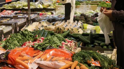 Dans le rayon fruits et légumes d'un supermarché de Strasbourg, le 30 août 2017. (JEAN-FRAN?OIS FREY / MAXPPP)