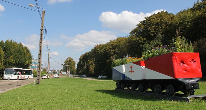 A Hayange (Moselle), la mairie FN a fait repeindre des wagonnets de mineurs en bleu-blanc-rouge.&nbsp; (BASTIEN HUGUES / FRANCETV INFO)