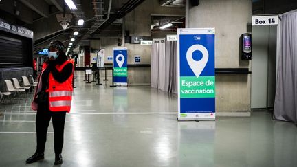 Un centre de vaccination a ouvert ses portes, le 8 mai 2021,&nbsp;au&nbsp;sein du complexe Paris La Défense Arena, à Nanterre (Hauts-de-Seine).
 (XOSE BOUZAS / HANS LUCAS / AFP)